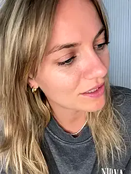 AYW-21 – webcam model profile photo Image 3