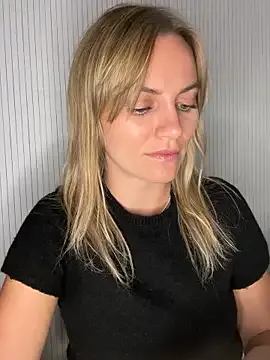 AYW-21 – webcam model profile photo Image 4