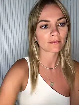 AYW-21 – webcam model profile photo Image 5