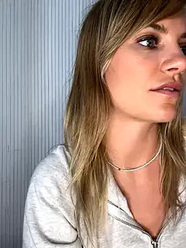 AYW-21 – webcam model profile photo Image 6