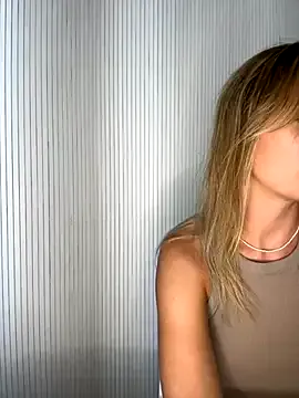 AYW-21 – webcam model profile photo Image 8