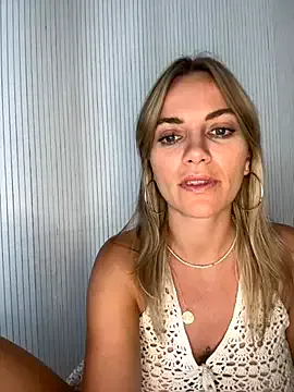 AYW-21 – webcam model profile photo Image 9