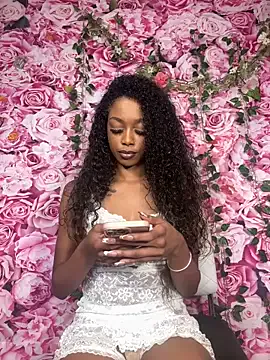 Dolce – webcam model profile photo Image 11