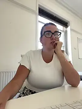 Carine – webcam model profile photo Image 13