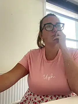 Carine – webcam model profile photo Image 15