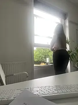 Carine – webcam model profile photo Image 19