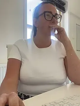 Carine – webcam model profile photo Image 3