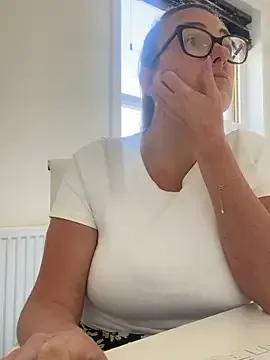 Carine – webcam model profile photo Image 4