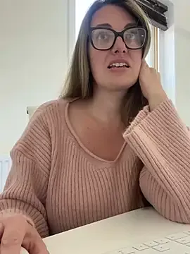 Carine – webcam model profile photo Image 5