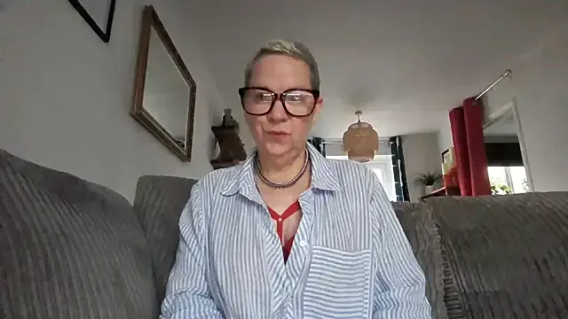 MiraKova – webcam model profile photo Image 2