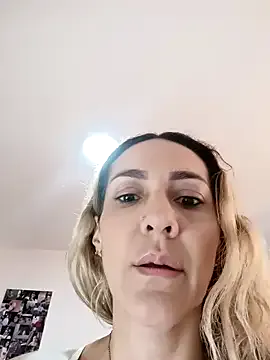 hor-neyJ0zy – webcam model profile photo Image 3