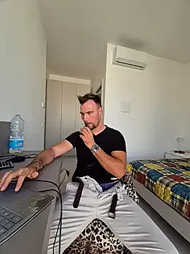 Dolce – webcam model profile photo Image 7