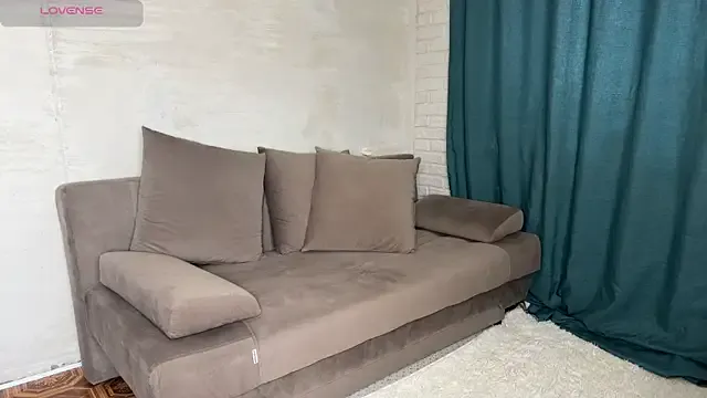 EmiBrow – webcam model profile photo Image 11