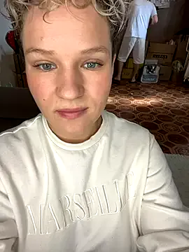 EmiBrow – webcam model profile photo Image 13