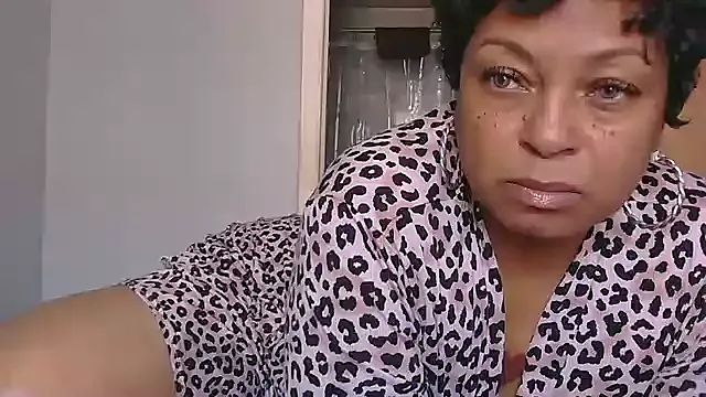 VikkiAndGeorge – webcam model profile photo Image 8