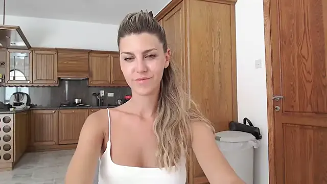 Dolce – webcam model profile photo Image 2