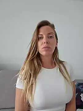 MelinaLuviani – webcam model profile photo Image 4