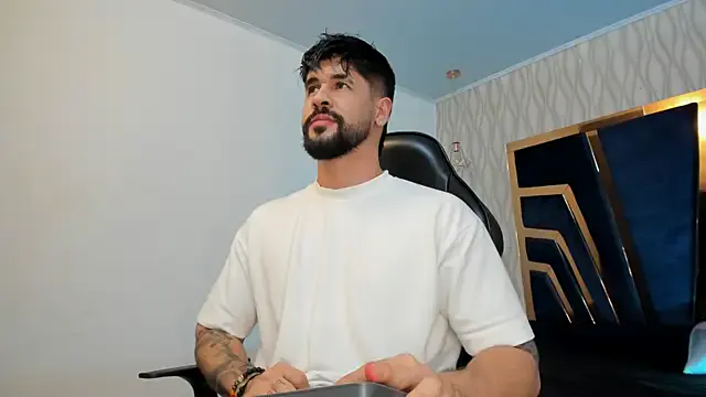 Carine – webcam model profile photo Image 15