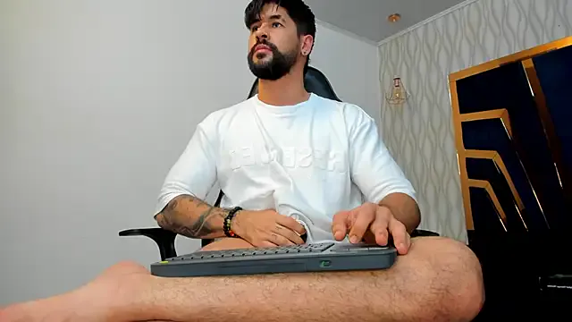 Carine – webcam model profile photo Image 9