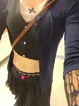 OliviaLifton – webcam model profile photo Image 3