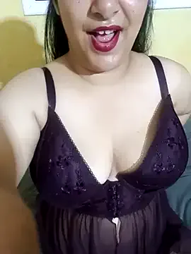 Bella – webcam model profile photo Image 3