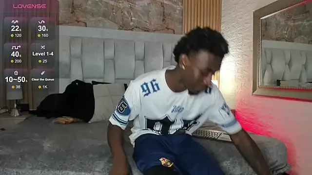 Carine – webcam model profile photo Image 15