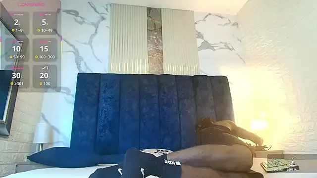 Carine – webcam model profile photo Image 17