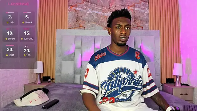 Carine – webcam model profile photo Image 18