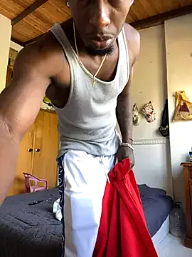 Carine – webcam model profile photo Image 3