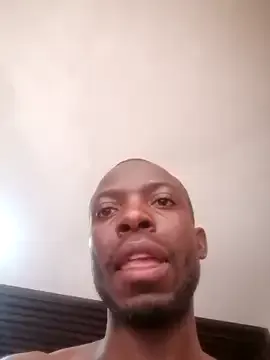 Carine – webcam model profile photo Image 14