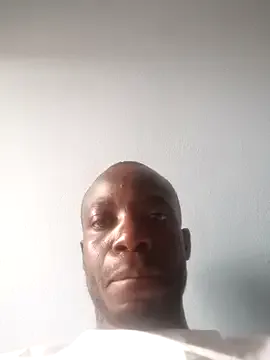 Carine – webcam model profile photo Image 19