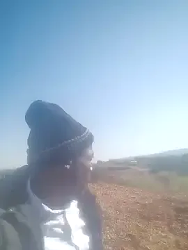 Carine – webcam model profile photo Image 4