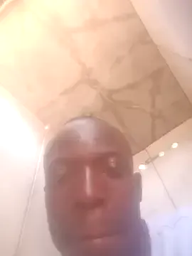 Carine – webcam model profile photo Image 6