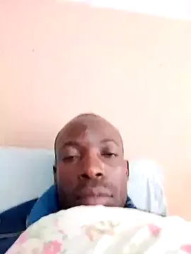 Carine – webcam model profile photo Image 7