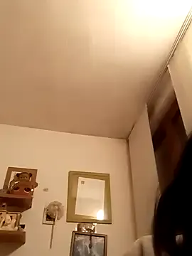 Carine – webcam model profile photo Image 7