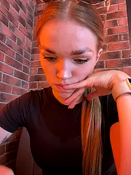 MelinaLuviani – webcam model profile photo Image 3