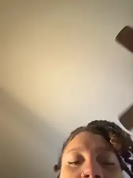 EmiBrow – webcam model profile photo Image 11