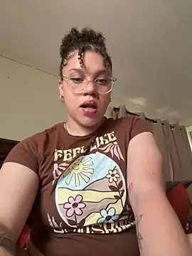 EmiBrow – webcam model profile photo Image 15