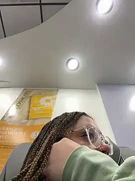 EmiBrow – webcam model profile photo Image 3