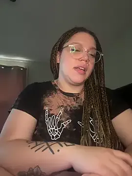 EmiBrow – webcam model profile photo Image 5