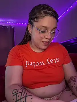 EmiBrow – webcam model profile photo Image 6