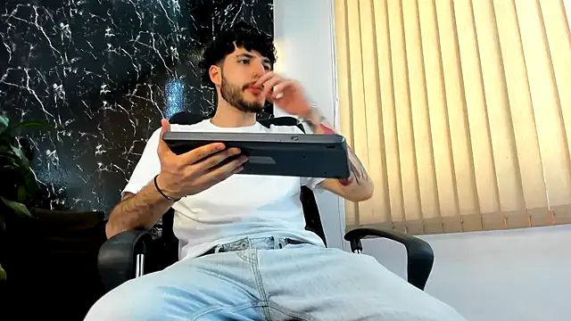 EmiraMiller – webcam model profile photo Image 2