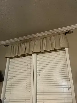 Carine – webcam model profile photo Image 14