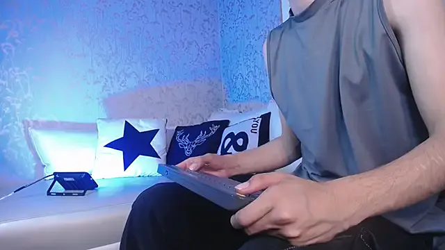 Carine – webcam model profile photo Image 4