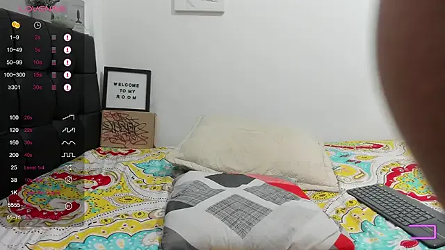 AdeleWood – webcam model profile photo Image 12