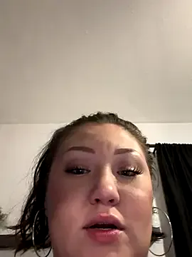 Carine – webcam model profile photo Image 2