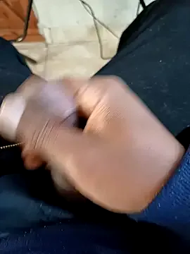 Carine – webcam model profile photo Image 8