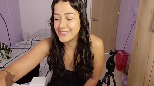 Dolce – webcam model profile photo Image 12