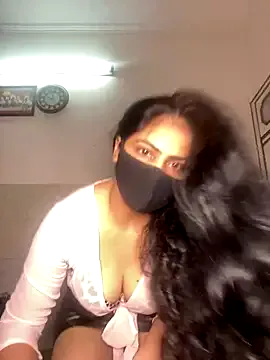 Bella – webcam model profile photo Image 2