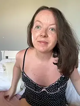 MiraKova – webcam model profile photo Image 3